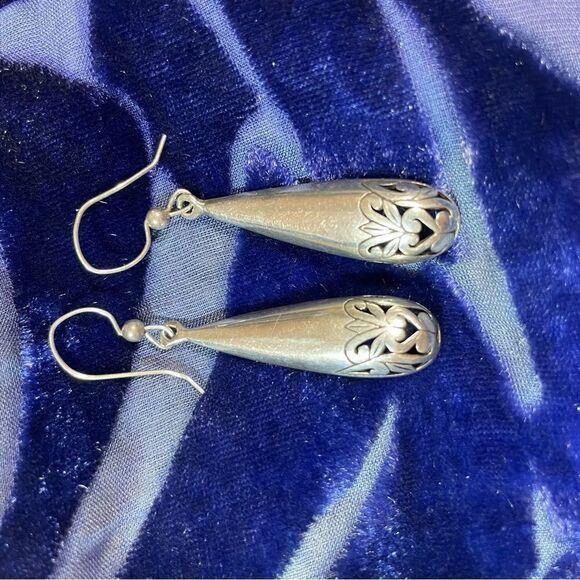 Sterling silver pierced botanical raindrop earrings - Picture 5 of 9
